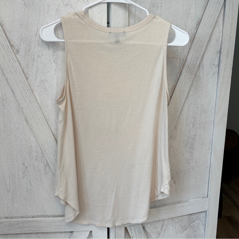 Express Lips Graphic Sequins Tank Top Women's S/P Creme - Picture 3 of 6